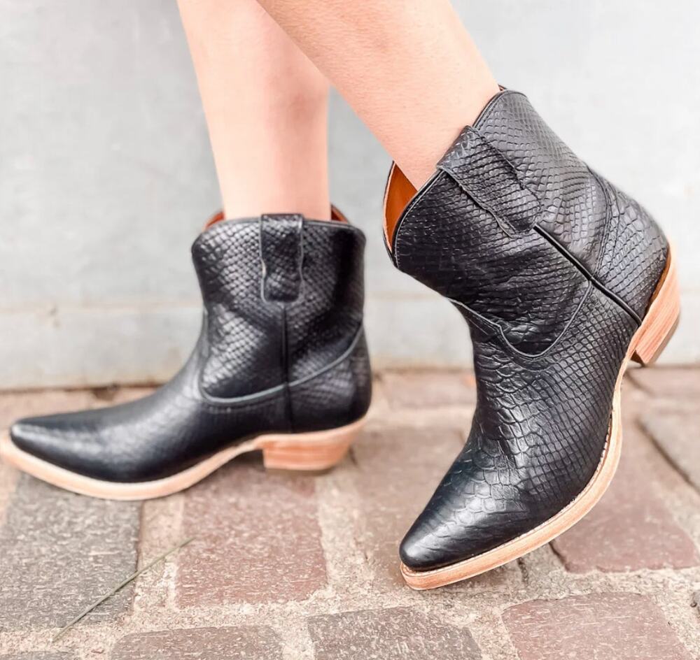 Buck & Brana Austin Anaconda Leather Western Black Booties Boots Size 7.5 NIB